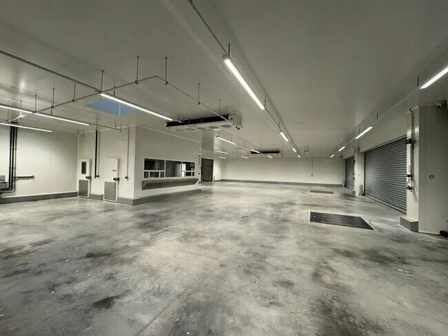 Location Local d'activités 303 m² à 2 151 m²