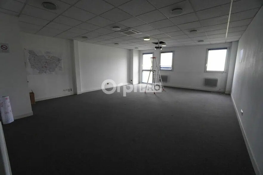 Office in Dijon for lease - Building Photo - Image 3 of 7