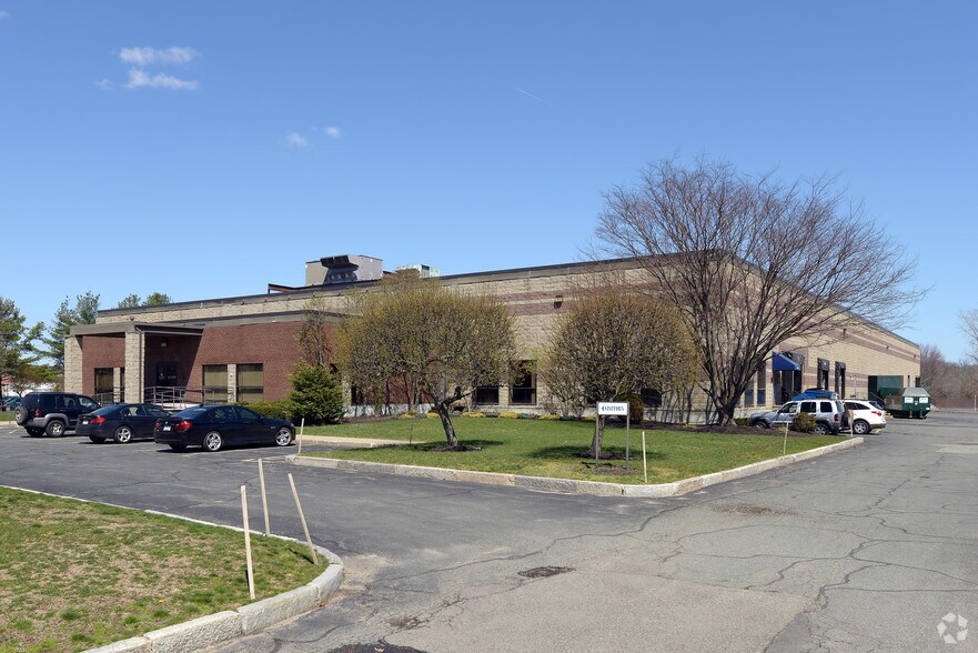 135 Lundquist Dr, Braintree, MA for sale - Building Photo - Image 1 of 1