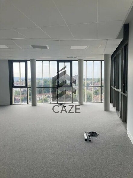 Retail in Bordeaux for lease - Interior Photo - Image 3 of 22