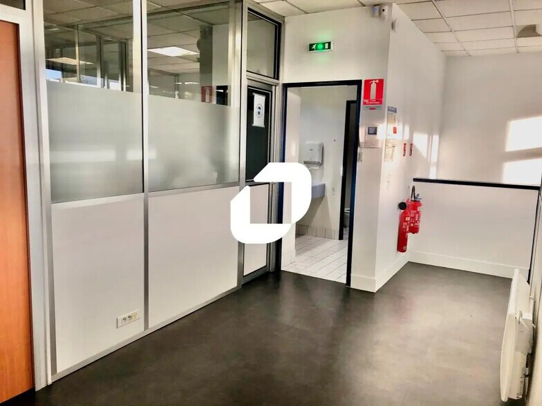 Office in Émerainville for lease - Interior Photo - Image 2 of 7