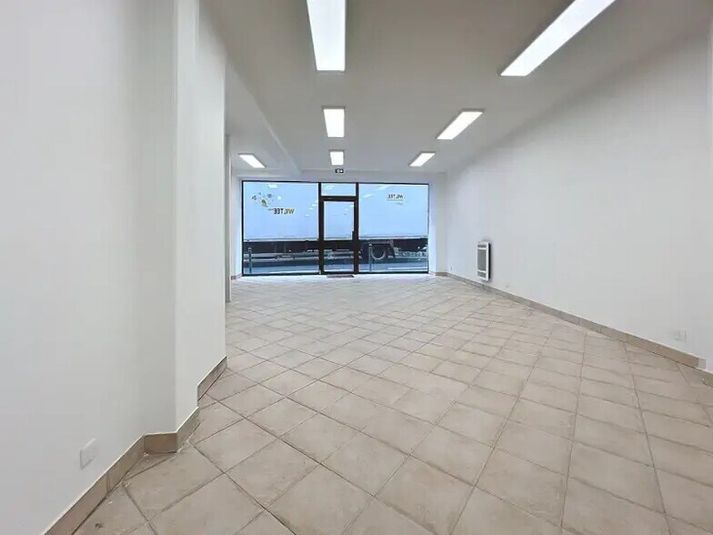 Retail in Paris for lease - Building Photo - Image 1 of 6