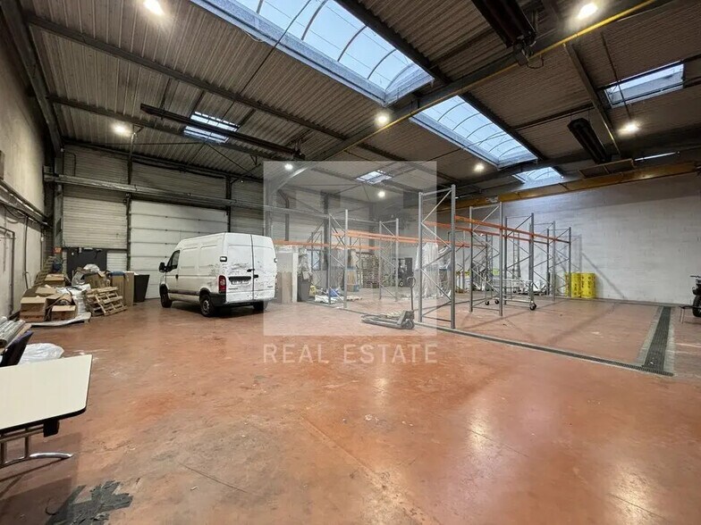 Office in Bron for lease - Building Photo - Image 1 of 13