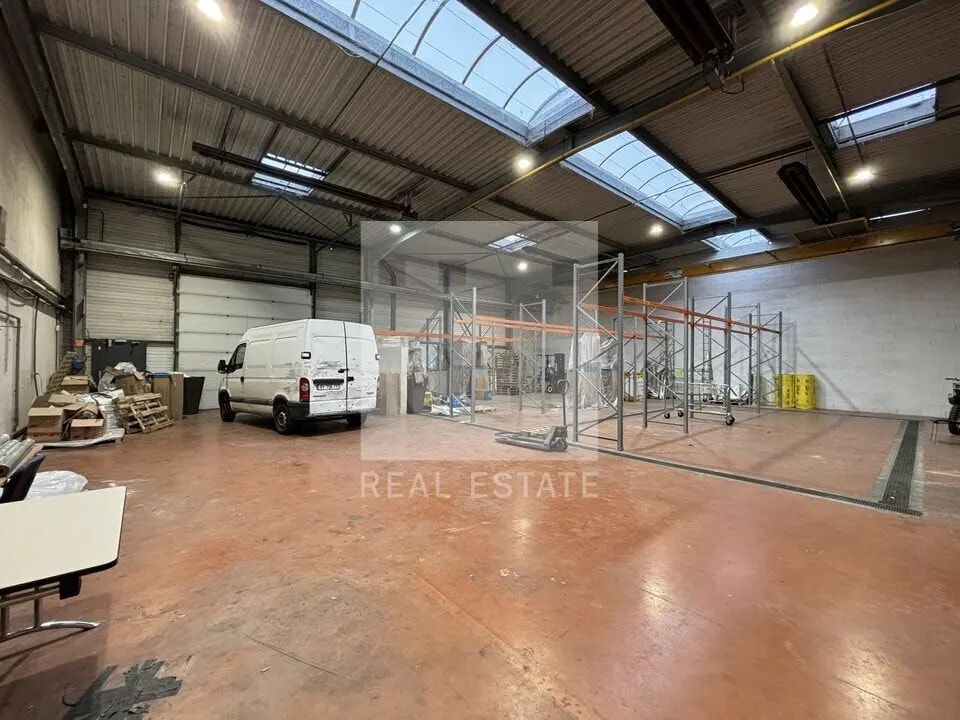 Office in Bron for lease Building Photo- Image 1 of 14