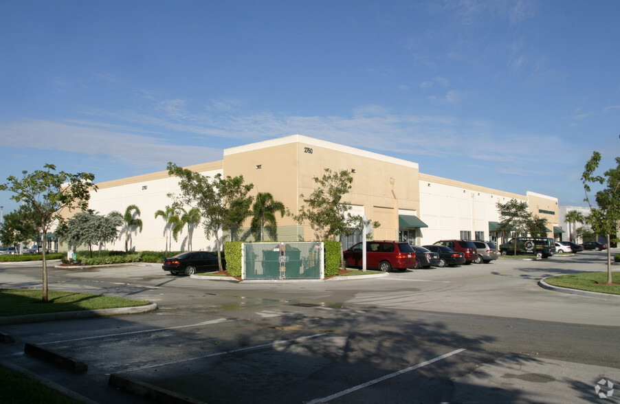 2750 Glades Cir, Weston, FL for sale - Building Photo - Image 2 of 4