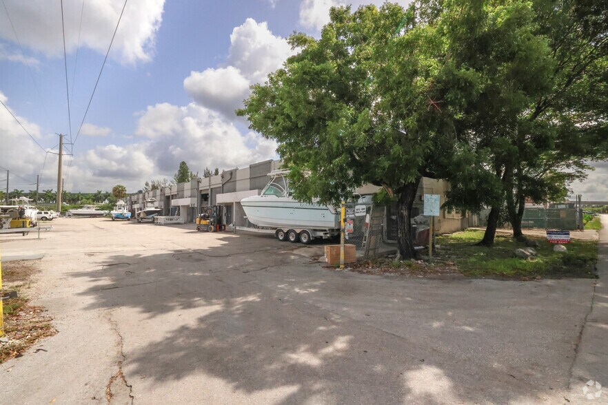 8014-8090 W 21st Ct, Hialeah, FL for sale - Primary Photo - Image 1 of 22