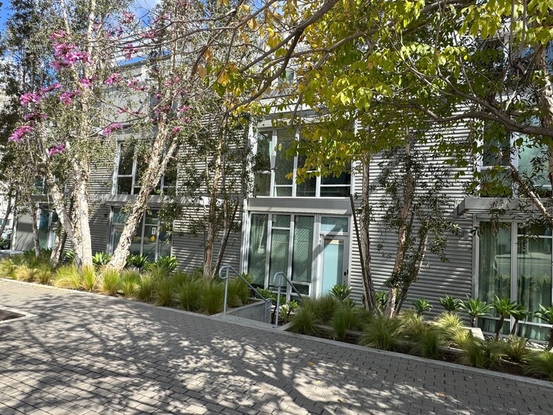 3450 Cahuenga Blvd W, Los Angeles, CA for sale - Building Photo - Image 2 of 18