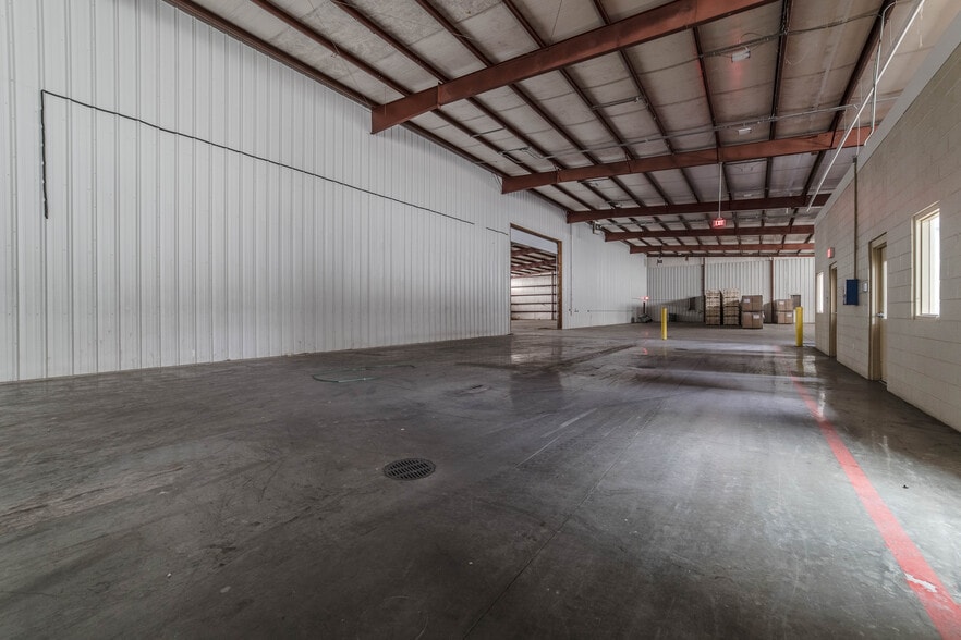 Bluff Road & Horse Pen Bay Court portfolio of 3 properties for sale on LoopNet.com - Interior Photo - Image 2 of 99