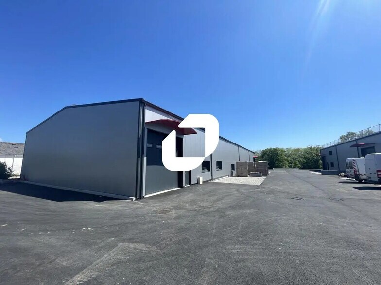 Flex in Le Loroux-Bottereau for sale - Building Photo - Image 3 of 7