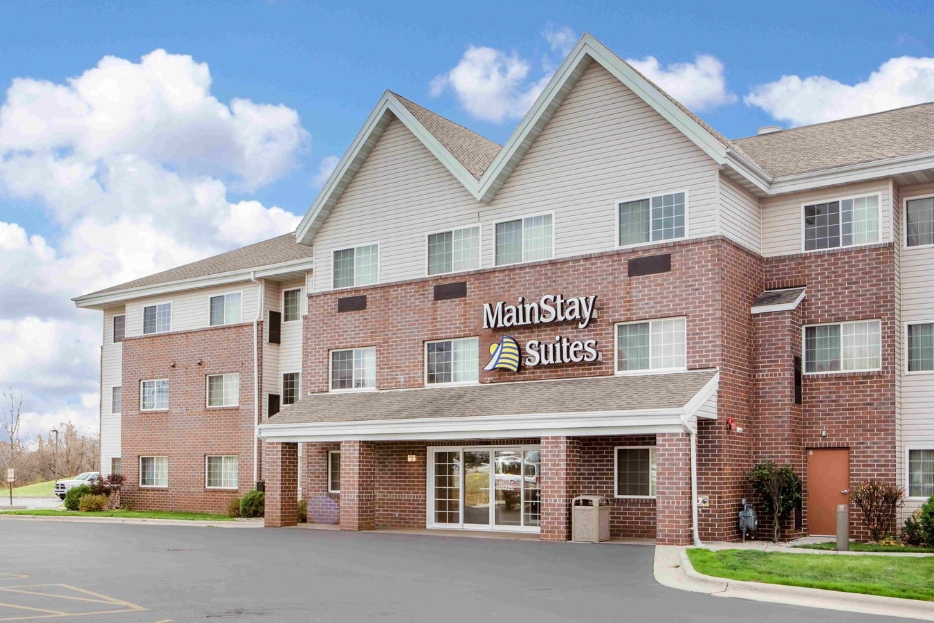 1001 W College Oak Creek Wi 53154 Hotel Property For On Exterior