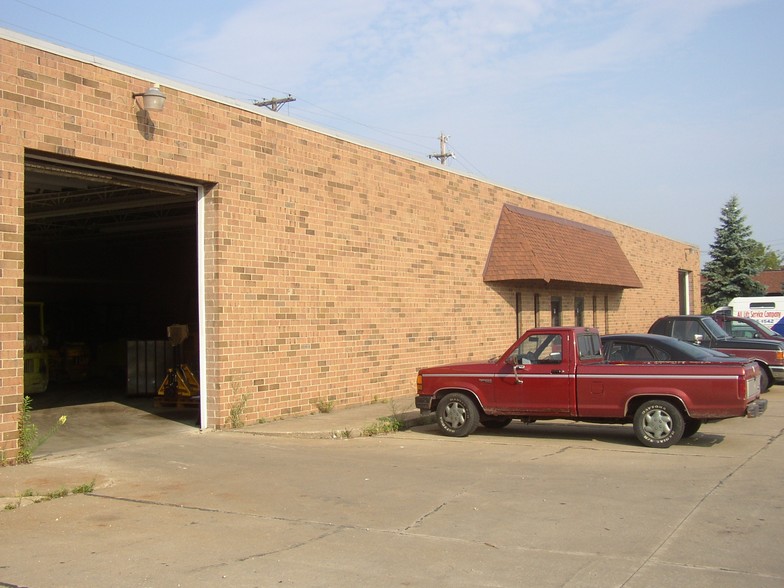 30030-30040 Lakeland Blvd, Wickliffe, OH for lease - Building Photo - Image 2 of 4