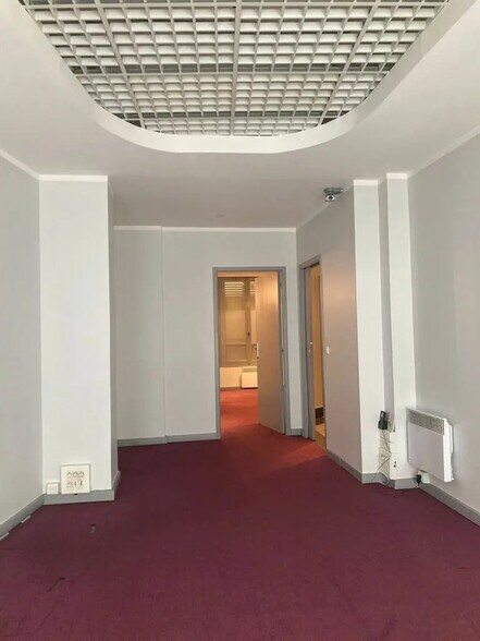 Retail in Paris for lease - Interior Photo - Image 1 of 4