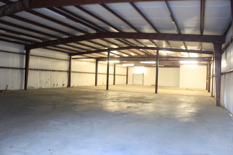 107 Industrial Park Dr, Hollister, MO for lease - Building Photo - Image 2 of 4