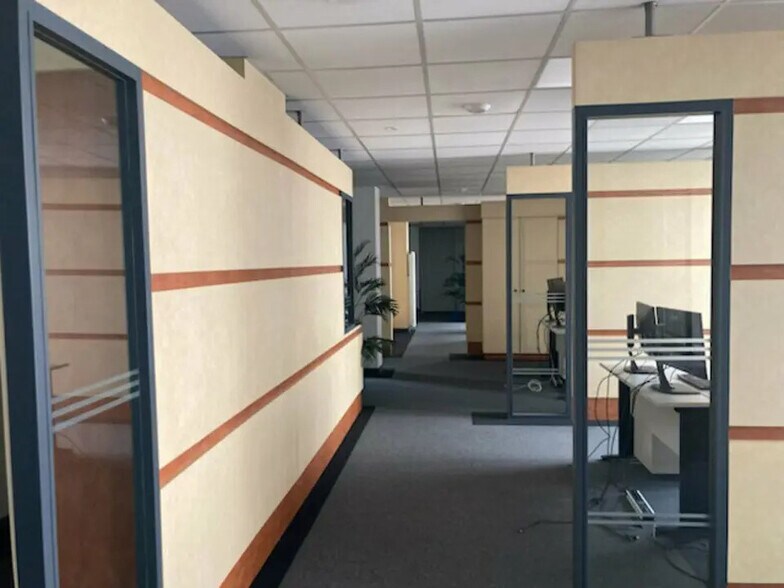 Office in Quimper for lease - Interior Photo - Image 2 of 4