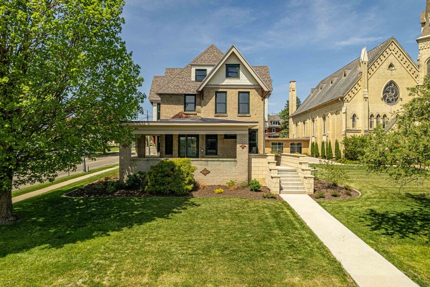 1303 11th St, Monroe, WI for lease - Building Photo - Image 1 of 45