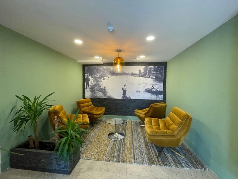 Kingsbury Crescent, Staines for lease - Building Photo - Image 3 of 27