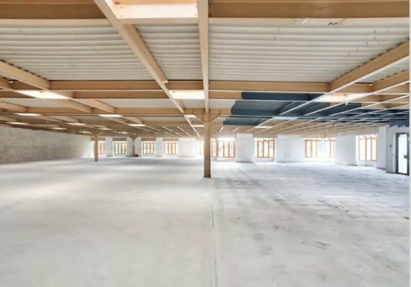 Flex in Croissy-Beaubourg for lease - Interior Photo - Image 3 of 6
