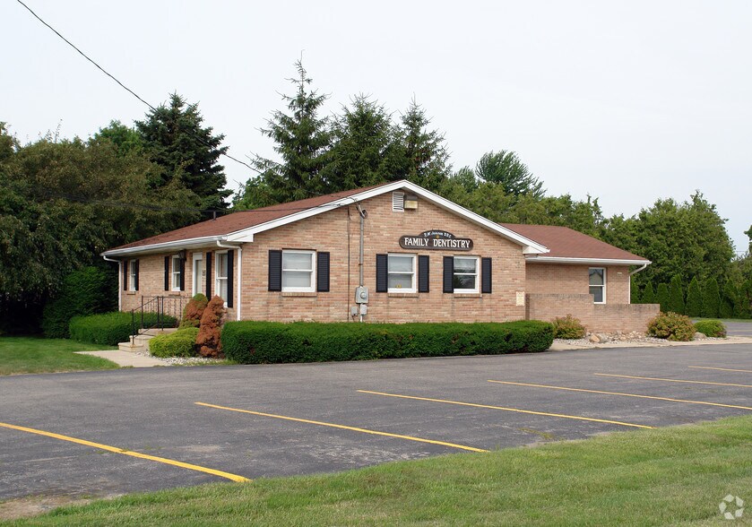 923 N Oakland St, Saint Johns, MI for lease - Building Photo - Image 2 of 9