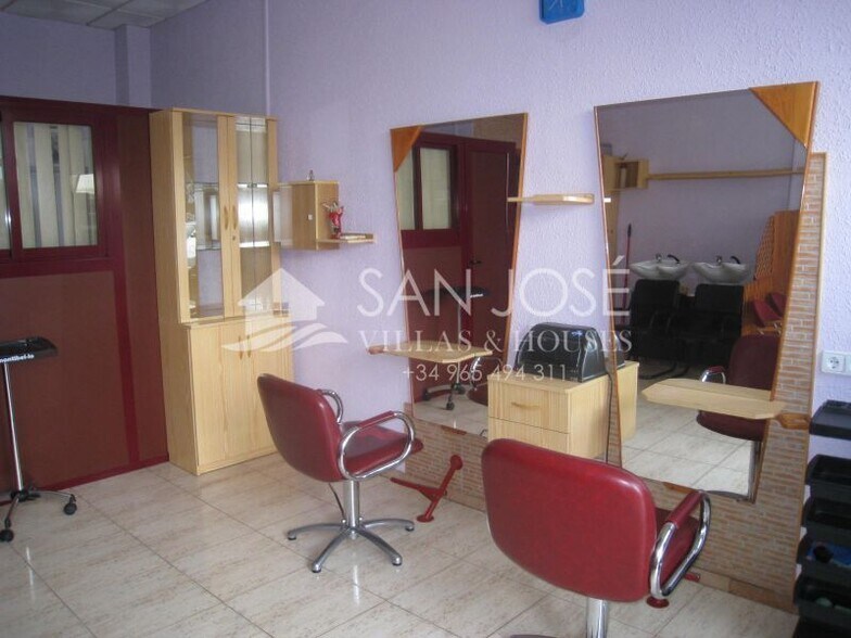 Retail in Aspe for lease - Building Photo - Image 2 of 5