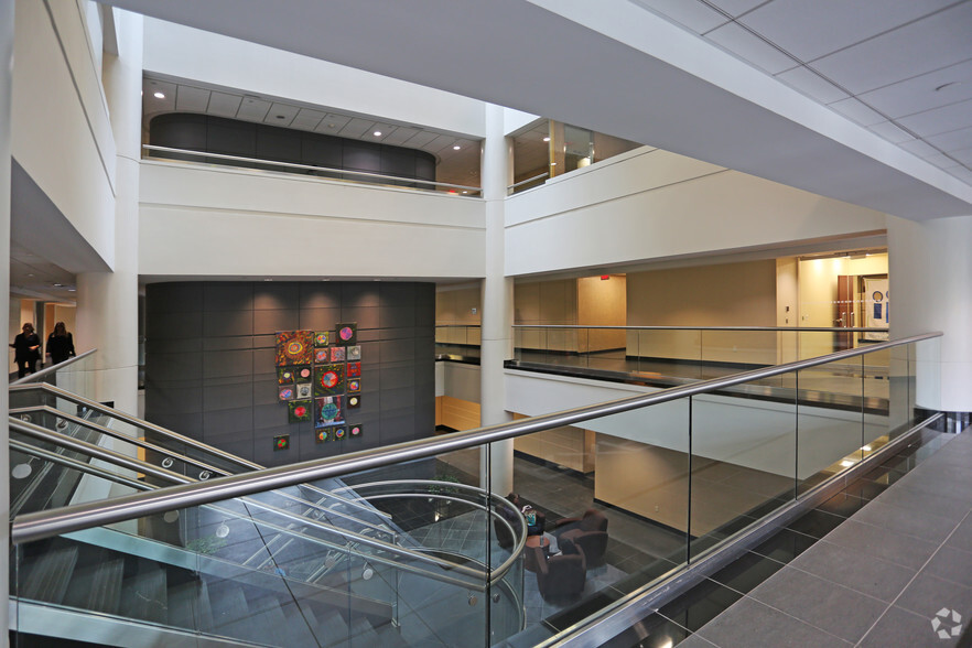 1000 Woodbury Rd, Woodbury, NY for lease - Lobby - Image 2 of 8