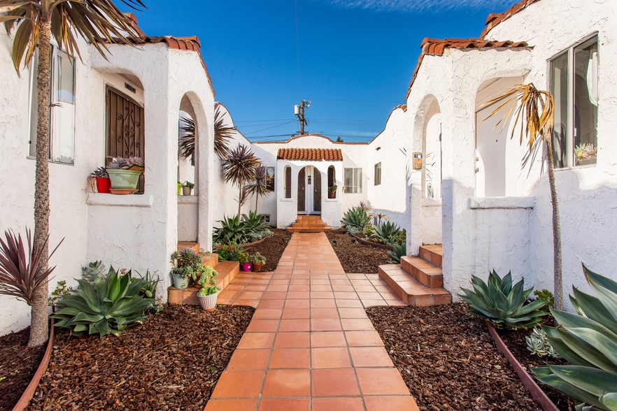 2313 S Catalina St, Los Angeles, CA for sale - Primary Photo - Image 1 of 4