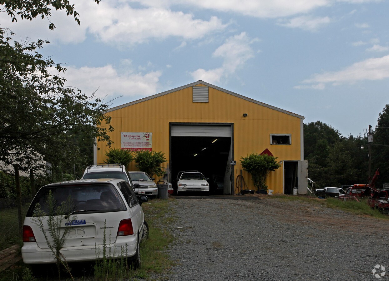 7611 Pence Rd, Charlotte, NC 28215 +/ 5,200 sf Industrial Warehouse