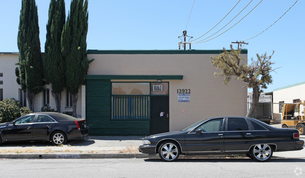 13922 Saticoy St, Van Nuys, CA for lease - Building Photo - Image 2 of 4