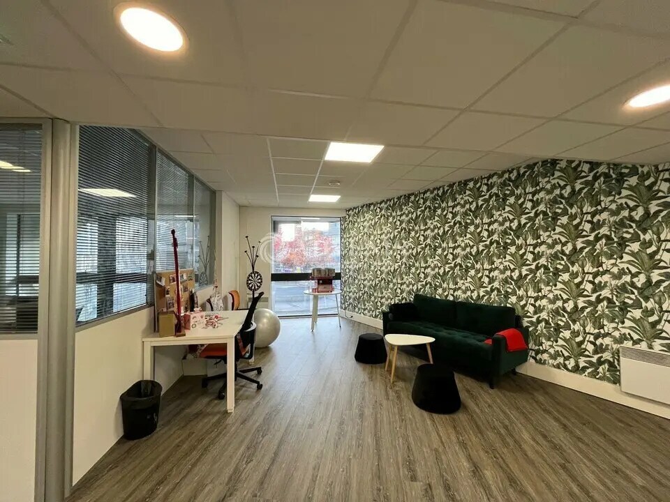 Office in Montigny-le-Bretonneux for lease Interior Photo- Image 1 of 2