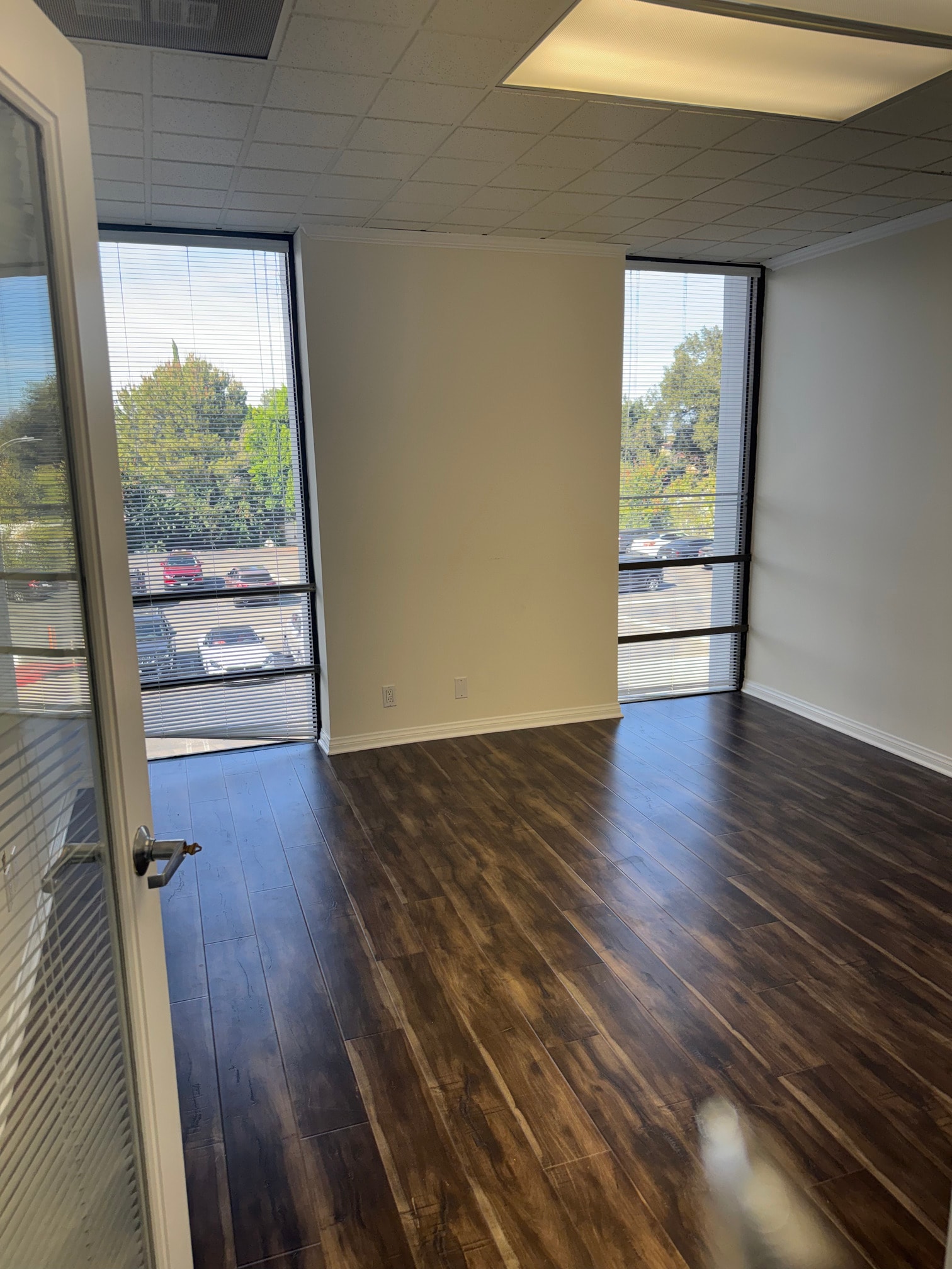 17337 Ventura Blvd, Encino, CA for lease Interior Photo- Image 1 of 4