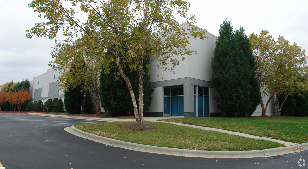 13827 Carowinds Blvd, Charlotte, NC for lease - Building Photo - Image 3 of 7