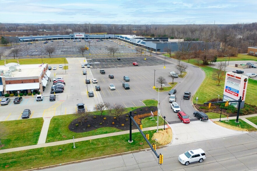 Burlington Square portfolio of 3 properties for sale on LoopNet.com - Building Photo - Image 3 of 21