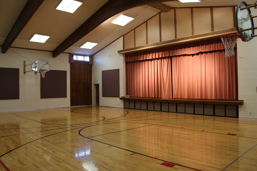 2301 Bengal blvd, Cottonwood Heights, UT for sale - Primary Photo - Image 1 of 3