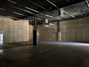 817 Greenview Dr, Grand Prairie, TX for lease Interior Photo- Image 2 of 10