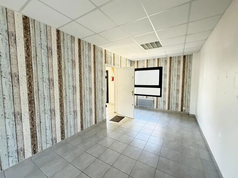 Office in Arradon for lease - Interior Photo - Image 2 of 3