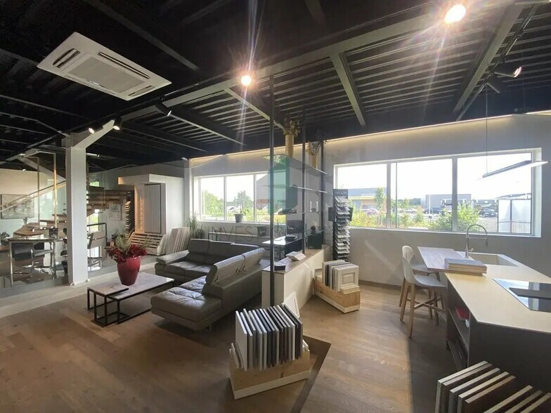 Flex in Viarmes for lease - Interior Photo - Image 2 of 27