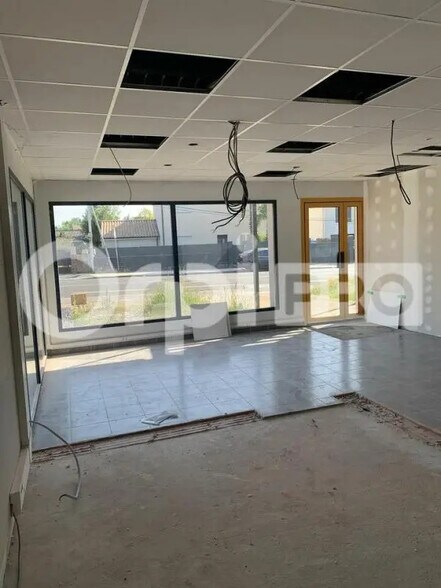 Retail in Eysines for lease - Interior Photo - Image 2 of 5