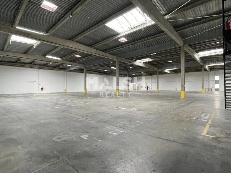 Office in Corbas for lease - Interior Photo - Image 2 of 13