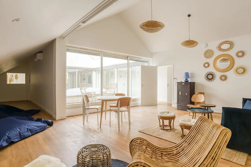 Coworking Space in Paris for lease - Building Photo - Image 2 of 12