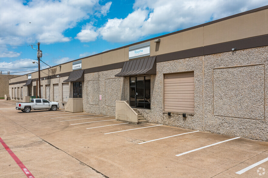 4800-4824 Lakawana St, Dallas, TX for lease - Building Photo - Image 3 of 5