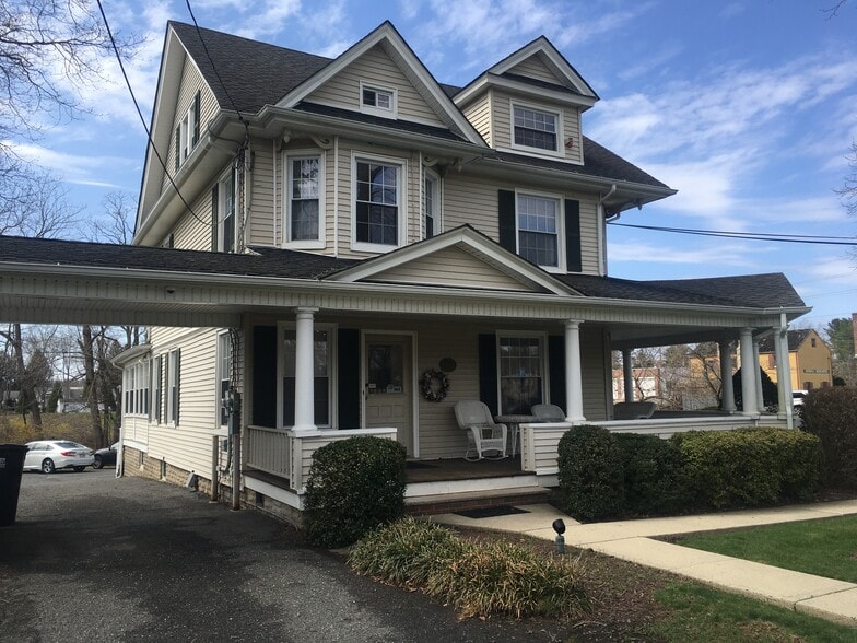 4 S Holmdel Rd, Holmdel, NJ 07733