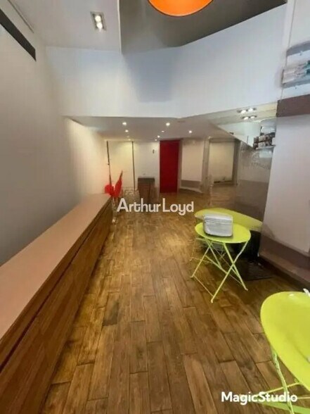 Retail in Reims for lease - Interior Photo - Image 1 of 5