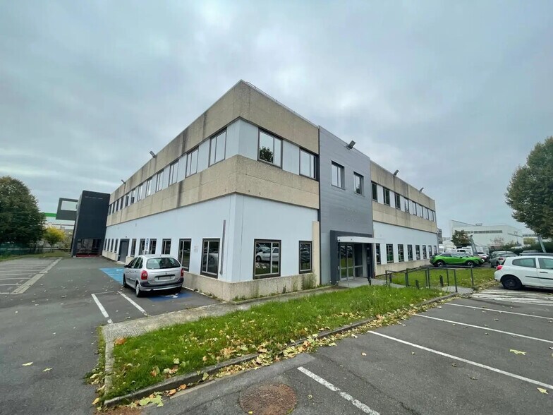 Flex in Nanterre for lease - Building Photo - Image 1 of 16