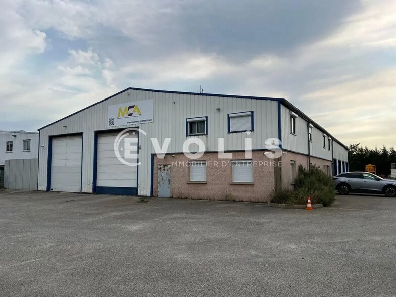 Office in Meyzieu for lease - Building Photo - Image 2 of 25