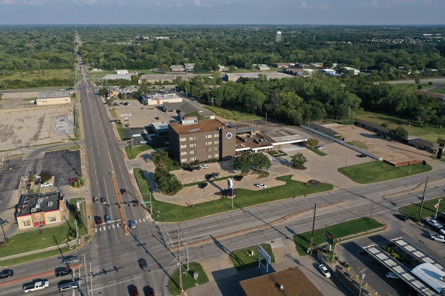 3706 SW Topeka Blvd, Topeka, KS for sale - Building Photo - Image 1 of 23