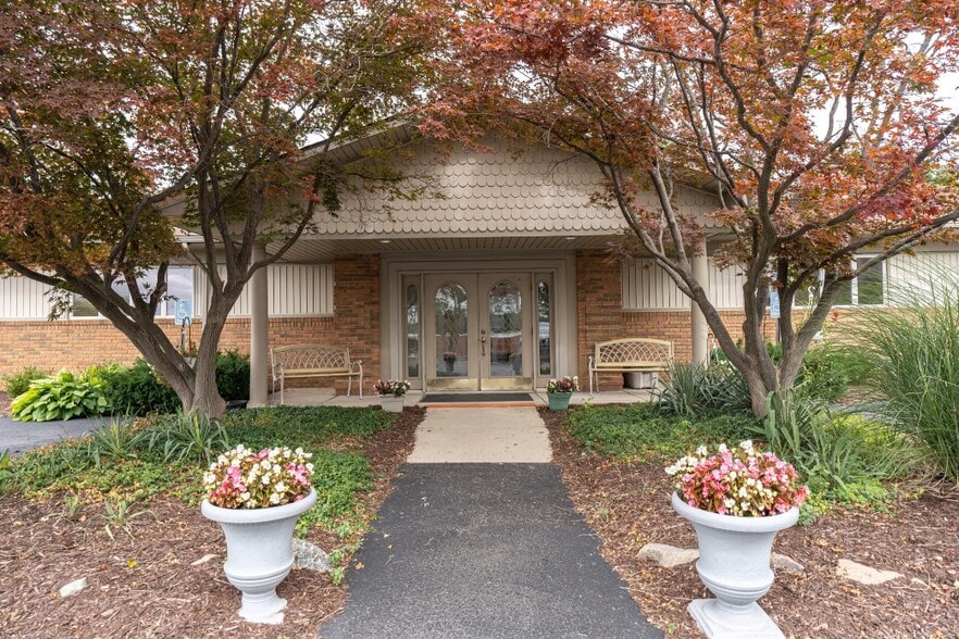 24520 Meadowbrook Rd, Novi, MI 48375