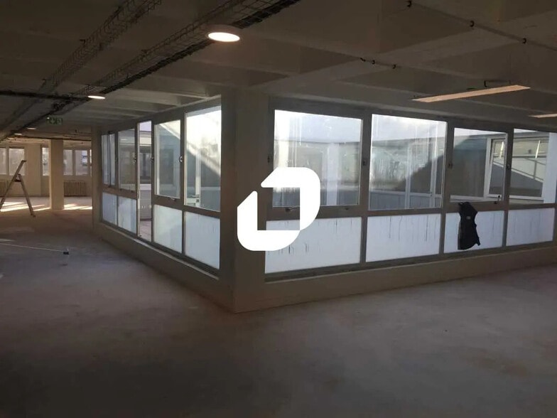 Office in Saint-Denis for lease - Interior Photo - Image 3 of 6