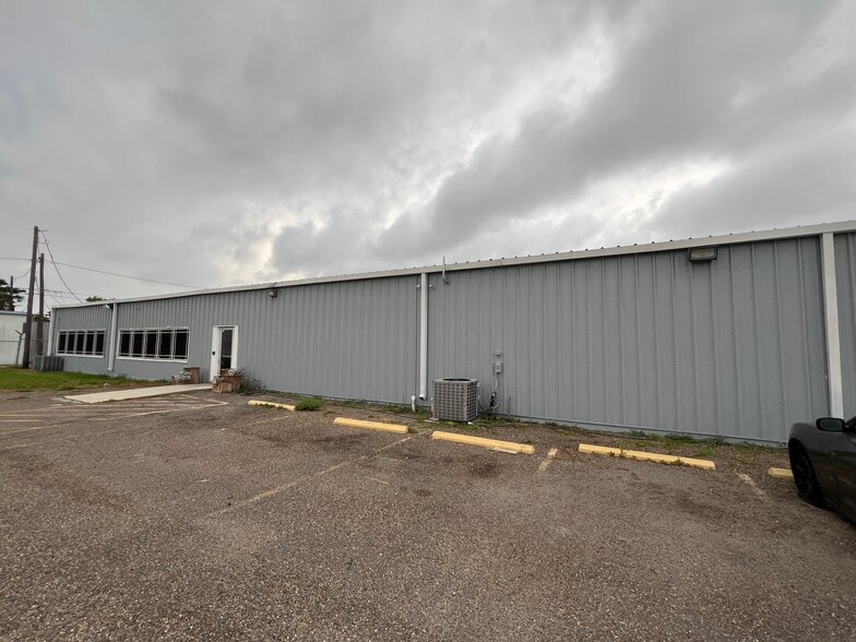 Staples Business Park portfolio of 3 properties for sale on LoopNet.com - Building Photo - Image 1 of 25