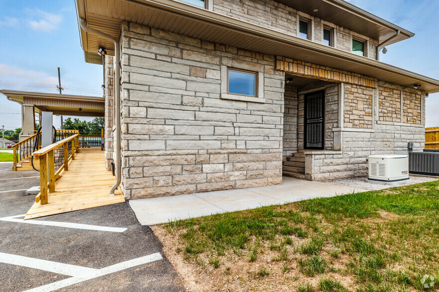 3005 W Chestnut Expy, Springfield, MO for lease - Building Photo - Image 3 of 22