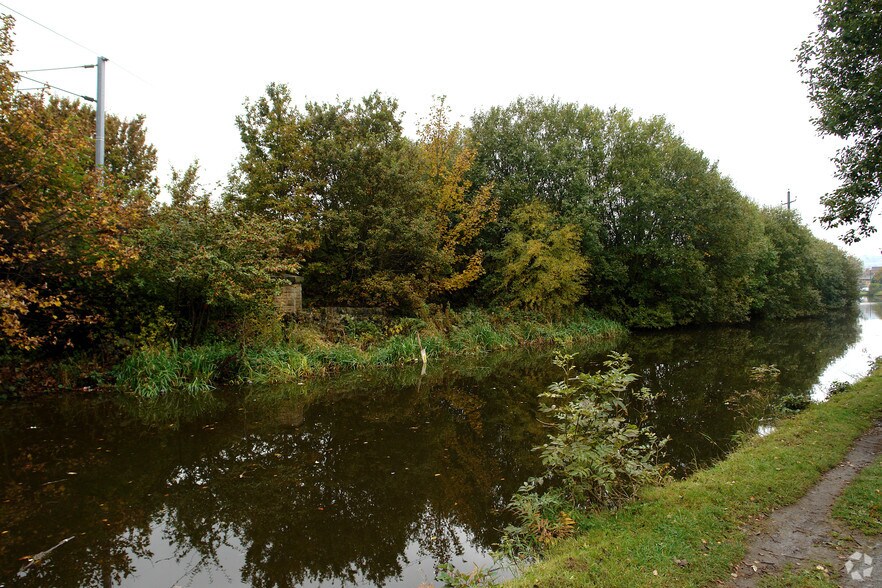 Dockfield Rd, Shipley, WYK BD17 7AR