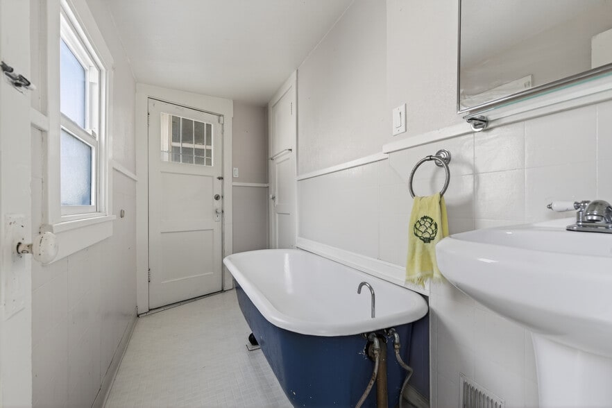 1011 E 11th St, Oakland, CA for sale - Building Photo - Image 3 of 17